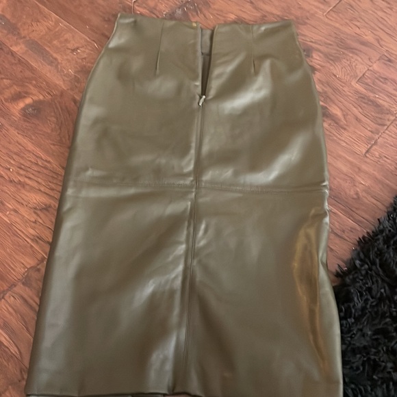 Eva Mendez faux leather skirt - Picture 5 of 5